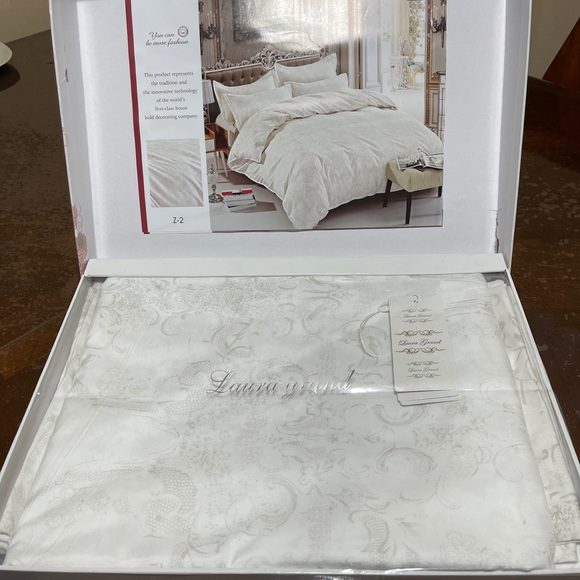 Laura Grand bedding set